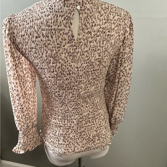 Express women’s size, medium, cheetah, print, shirred puff sleeve blouse - Picture 4 of 10